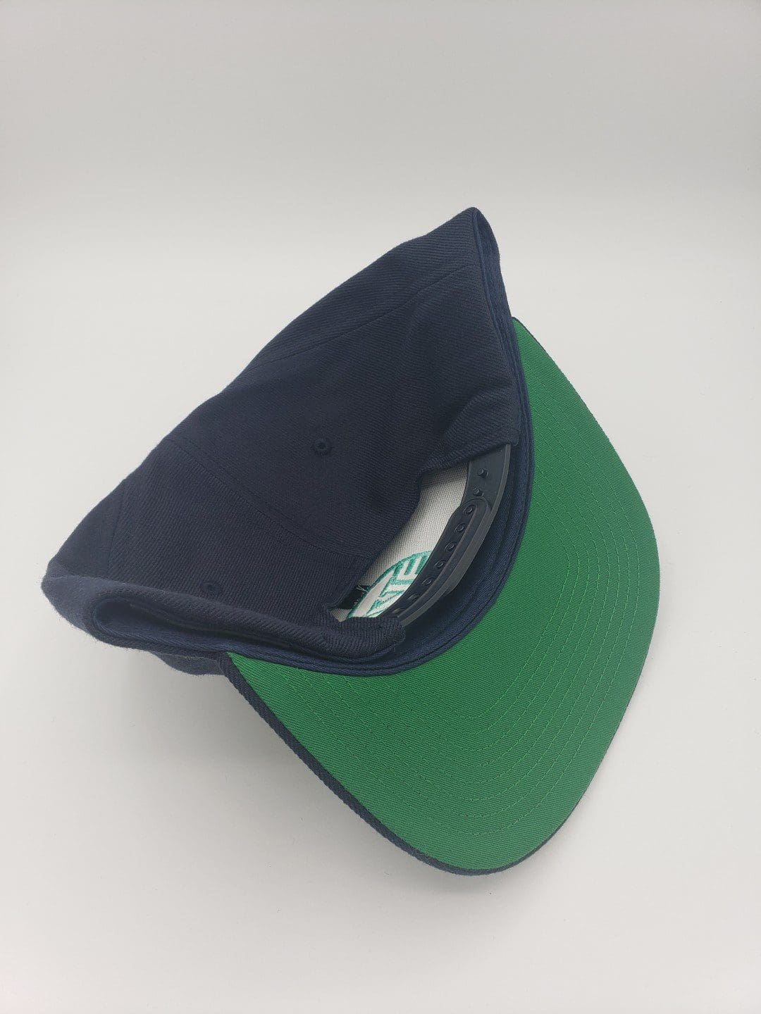Kastaplast Solid Back Snapback Cap disc golf disc detail view