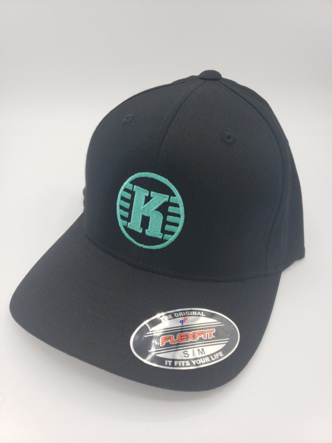 Kastaplast Flex-Fit Cap black disc golf disc front view