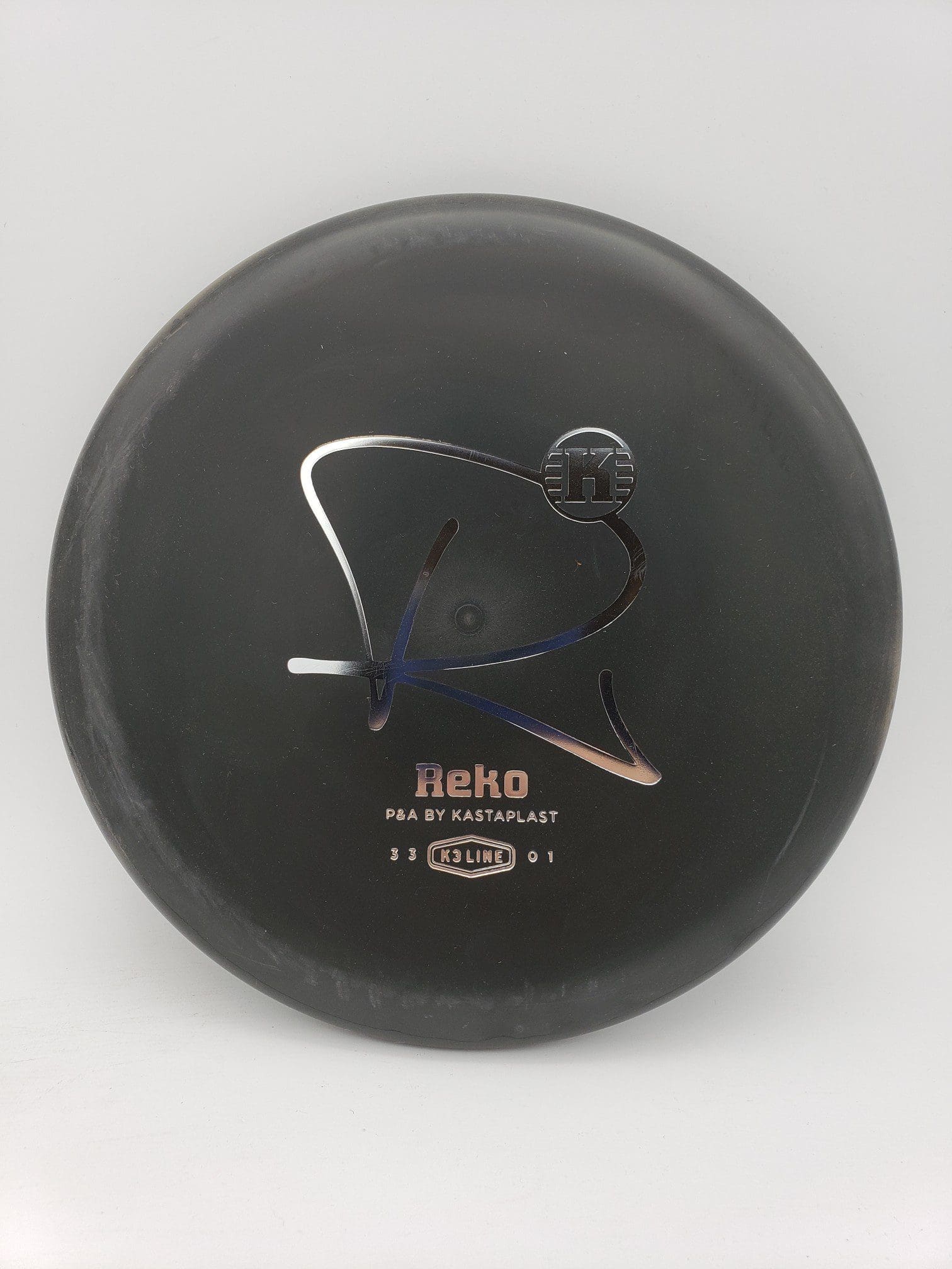 Kastaplast K3 Reko black disc golf disc front view