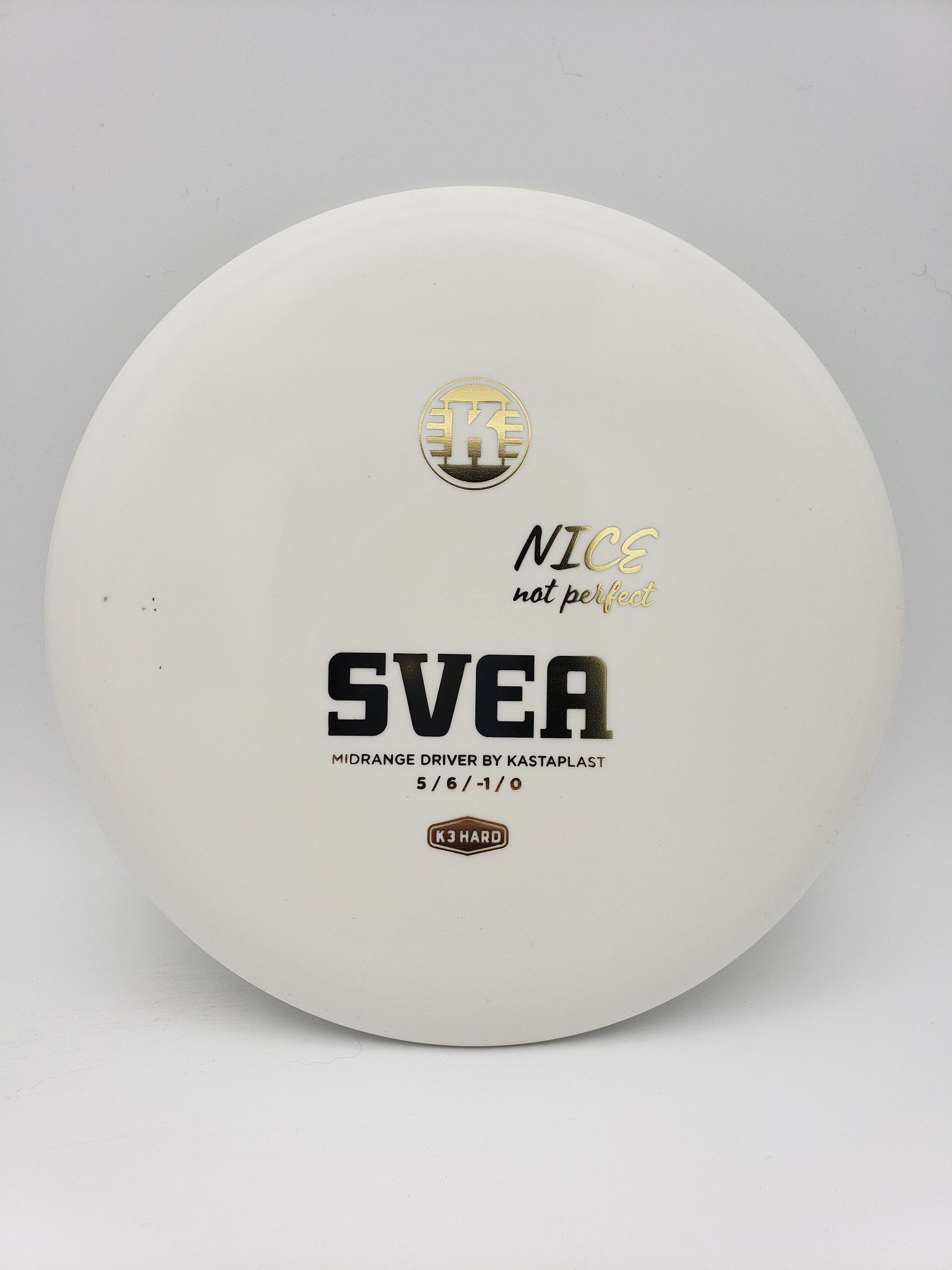 Kastaplast K3 Hard Svea white disc golf disc front view