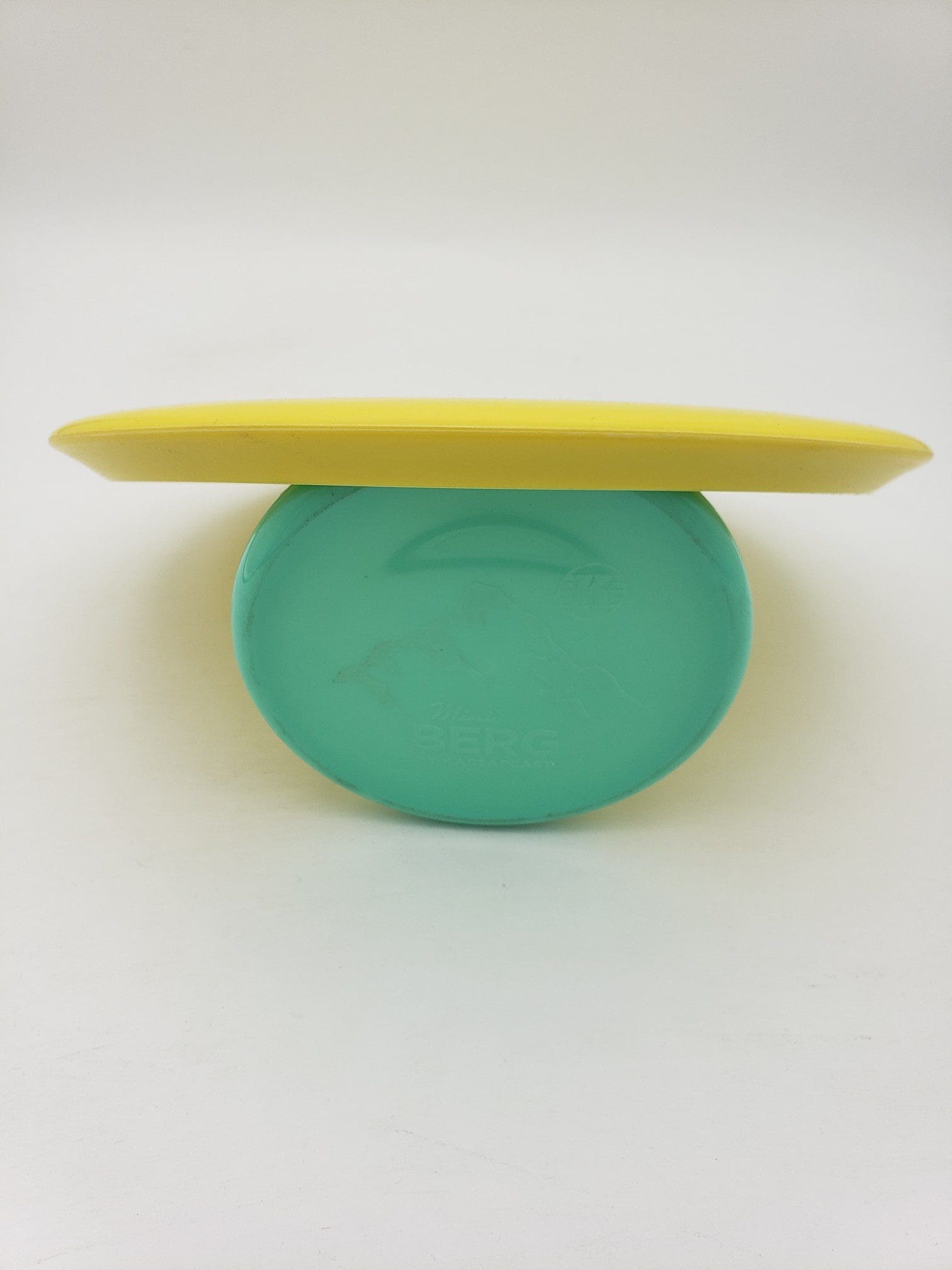 Kastaplast K3 Kaxe Z yellow disc golf disc back view