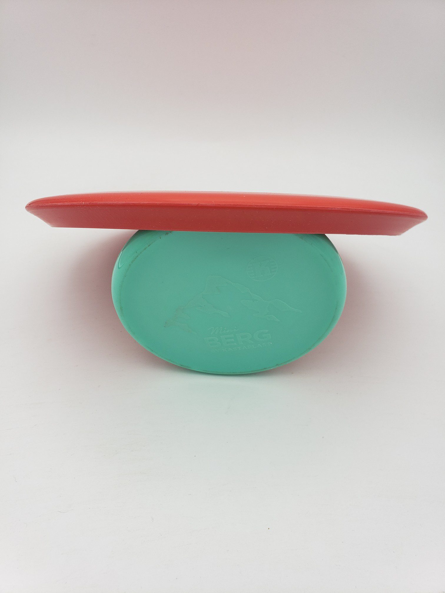 Kastaplast K3 Kaxe Z red disc golf disc back view