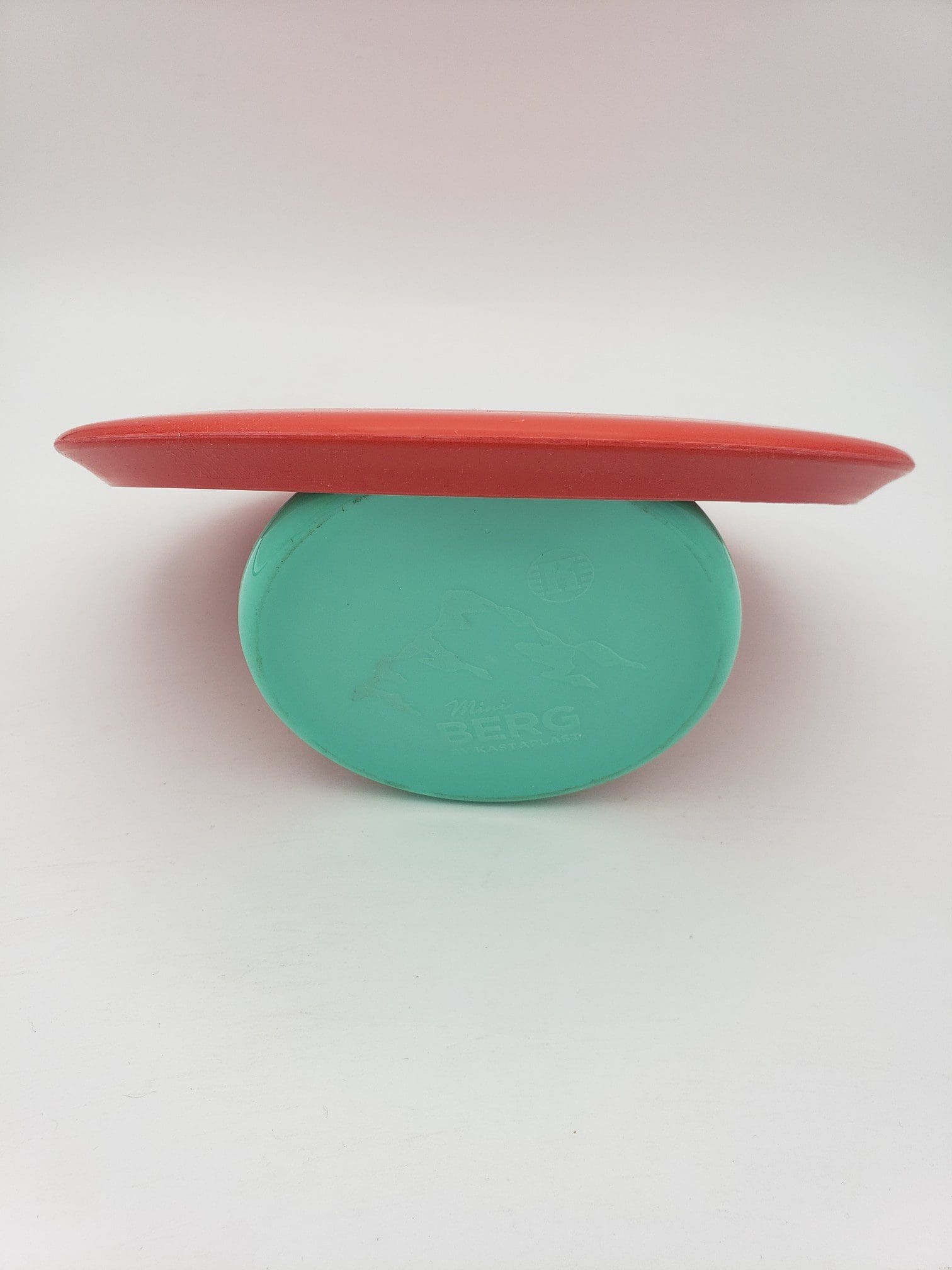 Kastaplast K3 Kaxe Z red disc golf disc back view