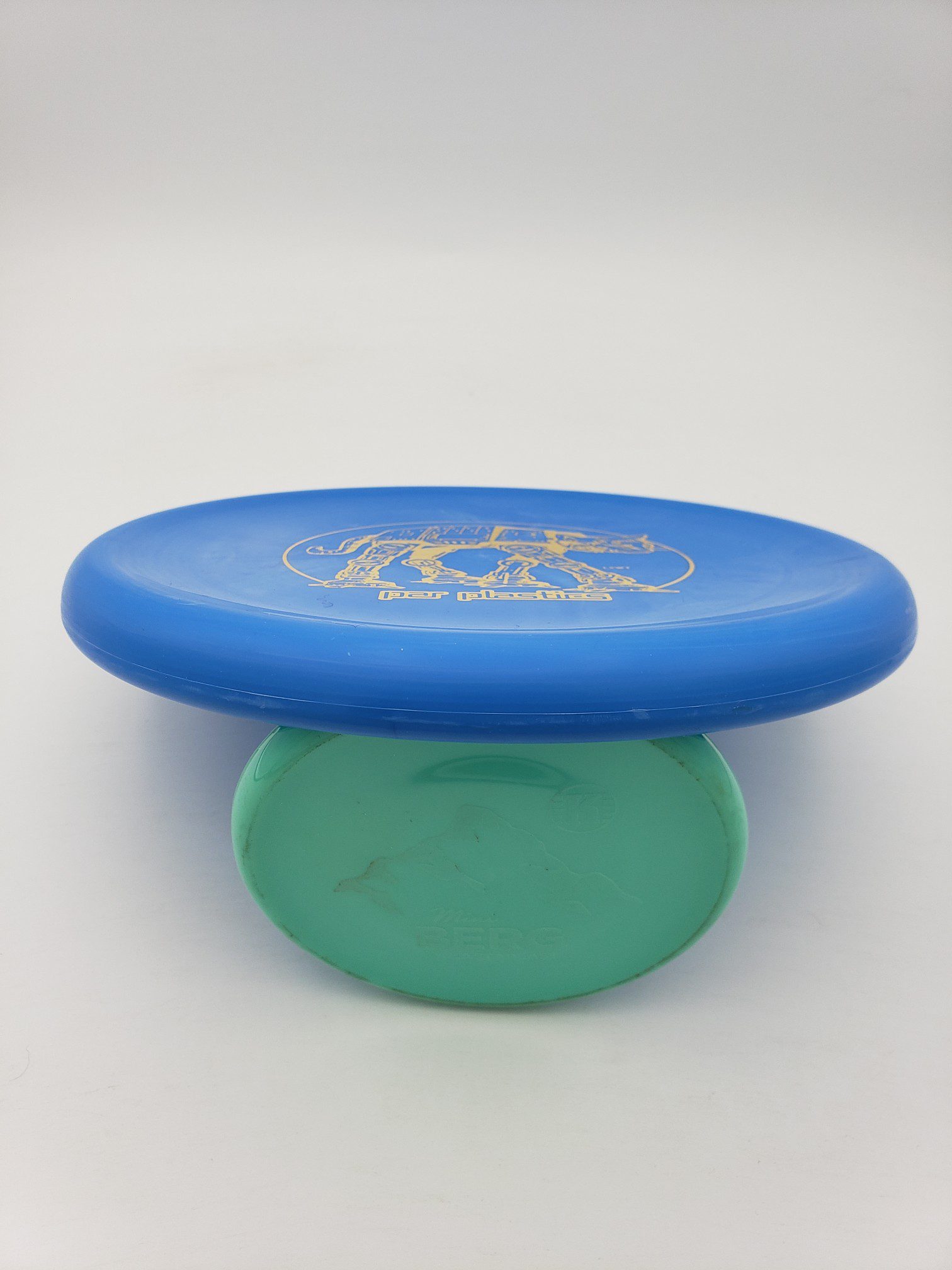 Kastaplast K3 Berg AT-AT Cat 2023 disc golf disc side view